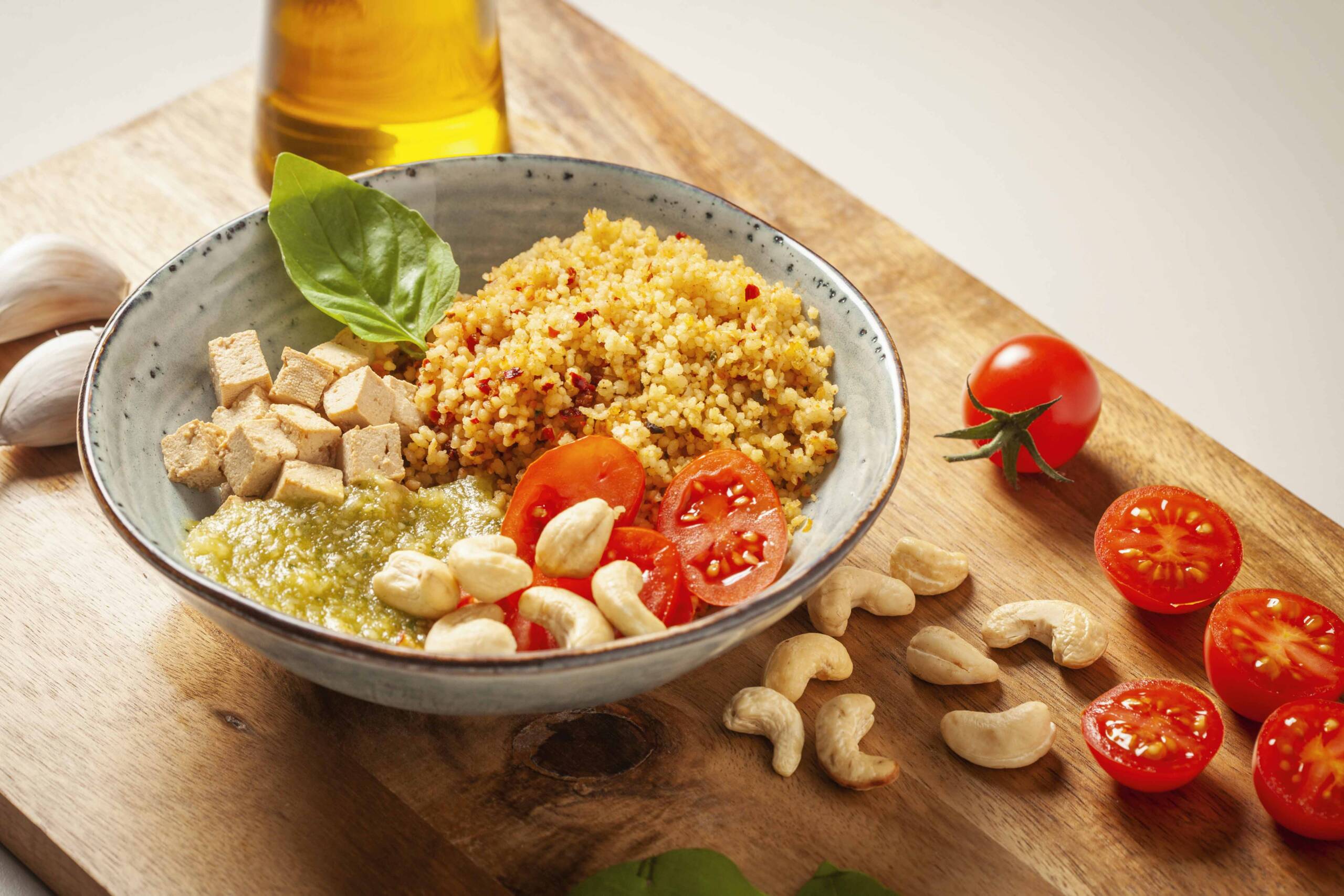 Cous cous oriental con pesto vegano y tofu marinado - Trevijano